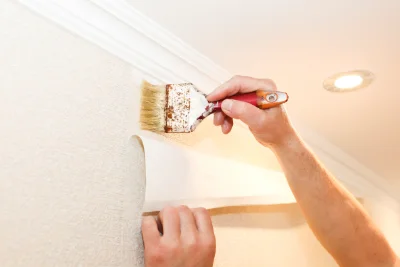 Pose de papier peint au Mesnil-Garnier — revêtements muraux et toiles de verre